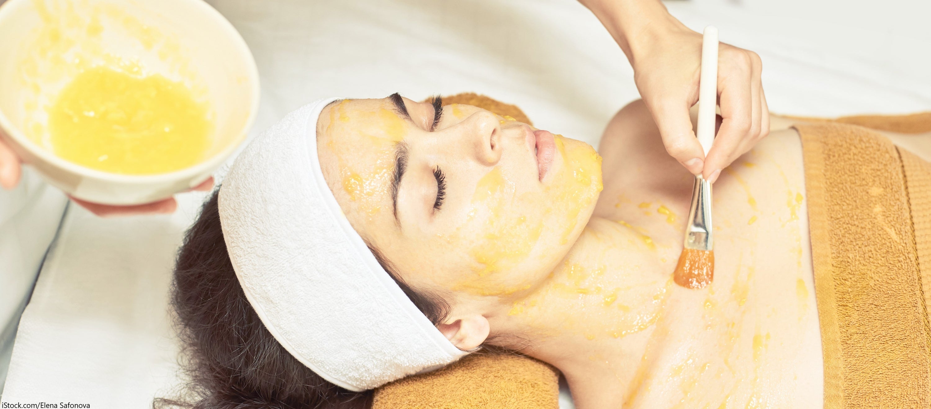 Eine Dame liegend mit einer Maske im Gesicht
